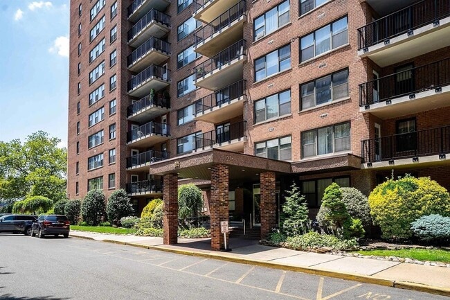 Building Photo - 225 St Pauls Ave