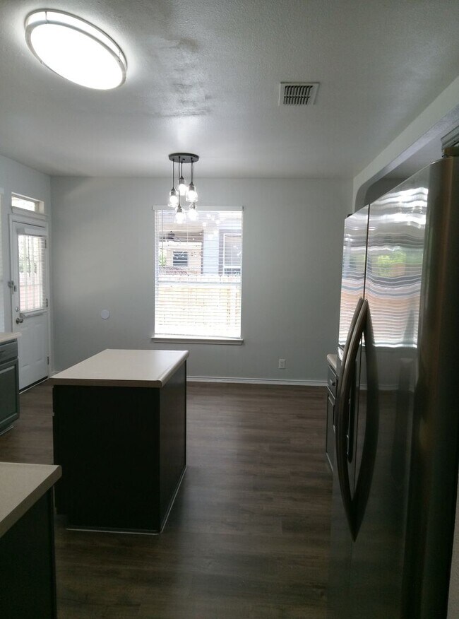 Building Photo - Beautiful and Spacious 3bdrm/2bath 2 car g...