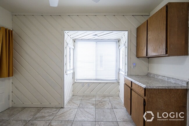 Building Photo - 809 E 50 S