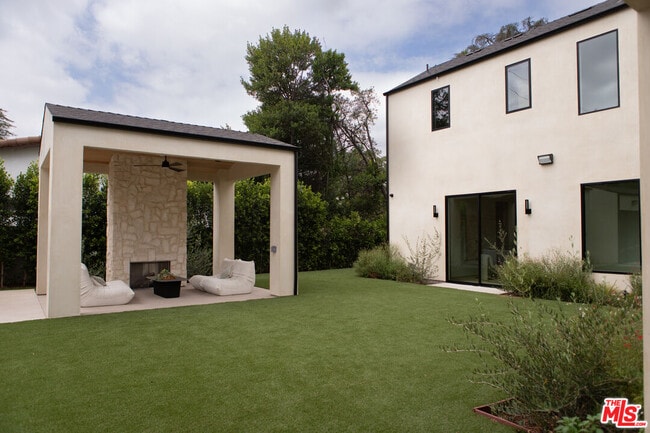 Building Photo - 5064 Encino Ave