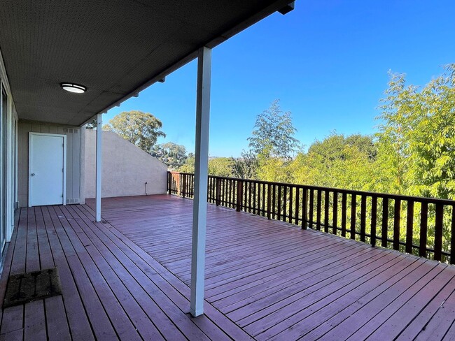 Building Photo - Beautiful 3 bedroom, 2 bathroom home in du...