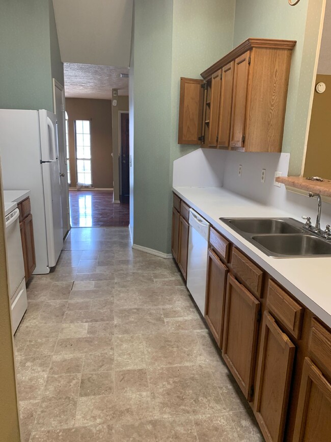 Building Photo - "Spacious 3-Bedroom Oasis with 2 Full Bath...