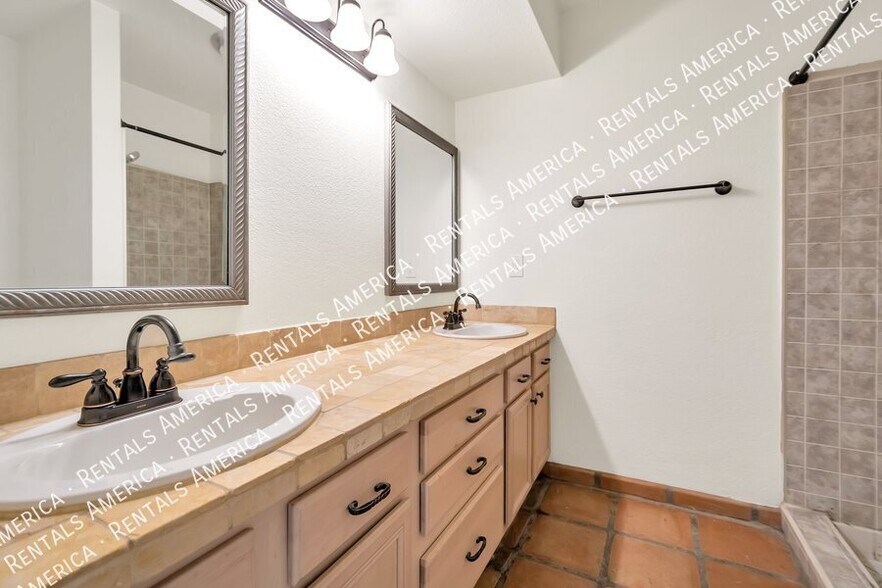 Building Photo - 2076 E Alameda Dr