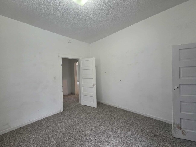 Building Photo - Spacious Home with large back yard!