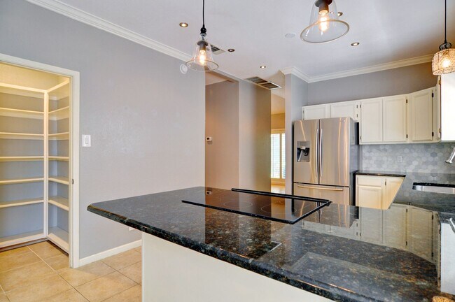 Building Photo - 3 Bedroom Home - Ridglea Country Club Estates