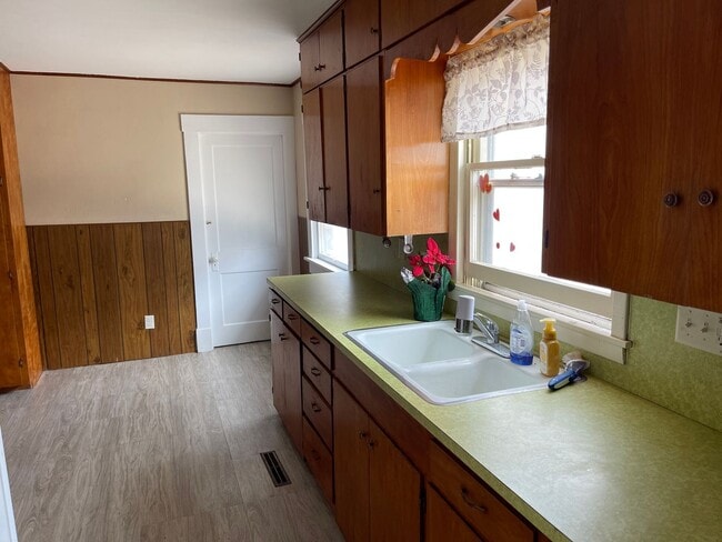 Building Photo - $875 - 3 bed 1 bath - Single Family Home