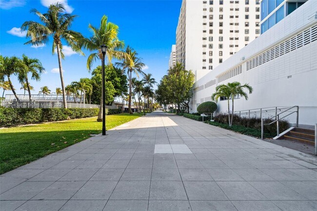 Building Photo - 2655 Collins Ave