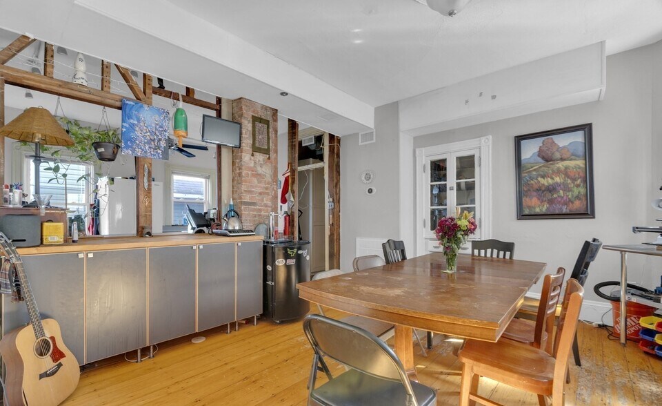 Building Photo - 5 Sachem St