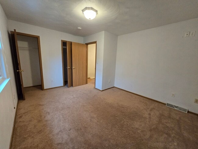 Building Photo - End Unit Townhouse - Plum School District ...