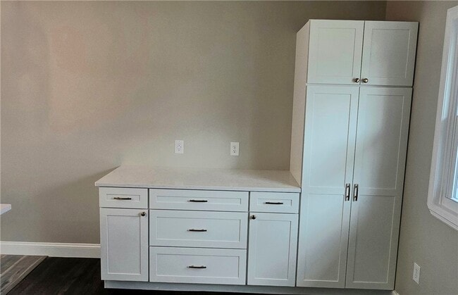 Building Photo - 914 W 2nd St