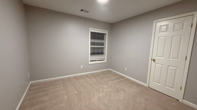 Building Photo - 2350 Walnut Tree Ct NE