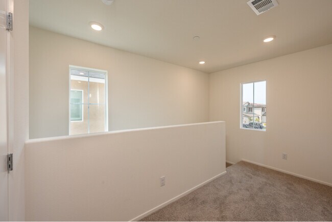 Building Photo - 28650 New Yorker Ln