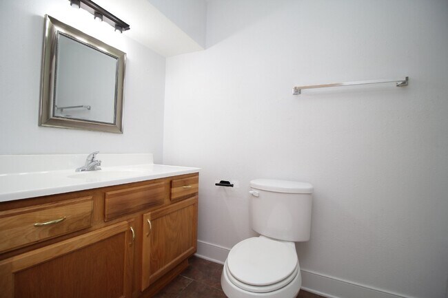 Building Photo - Northeast Pensacola 2BR/1BA Upstairs Unit ...