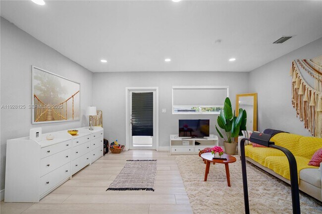 Building Photo - 16101 NE 11th Ave