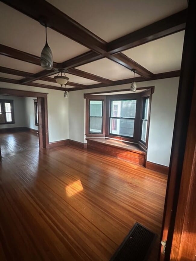 Building Photo - Spacious Single Family 4-Bedroom 1.5-Bath Home For Rent