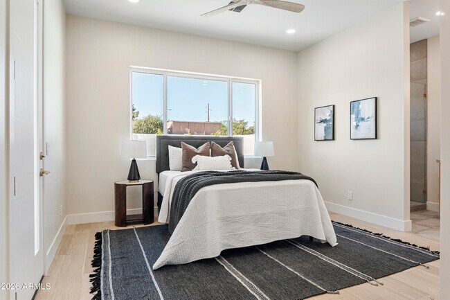 Building Photo - 5540 E Dahlia Dr