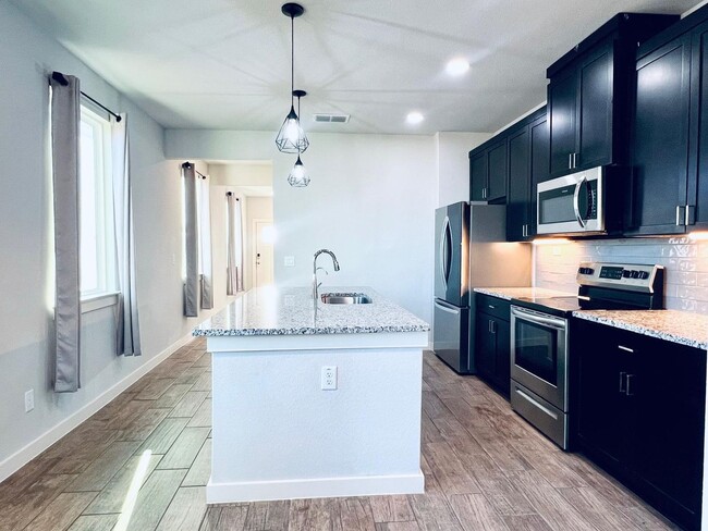 Building Photo - $500 OFF ON FIRST MONTH'S RENT! APPLICATION FEE WAIVED!  Modern 3BD/2BA Home in Blue Ridge Ranch ...