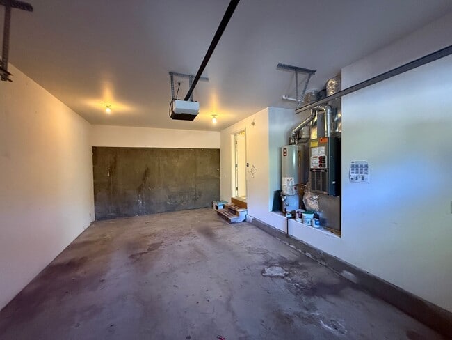 Building Photo - 2 Bed/2 Bath Apartment Located Near OSU/COCC Campus - Attached Garage