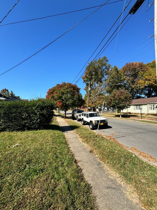 Building Photo - 3 bed 1 bath house With Central Hvac Fence...