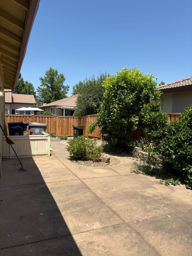 Building Photo - Beautiful & Bright Home in Peaceful 55+ Sa...