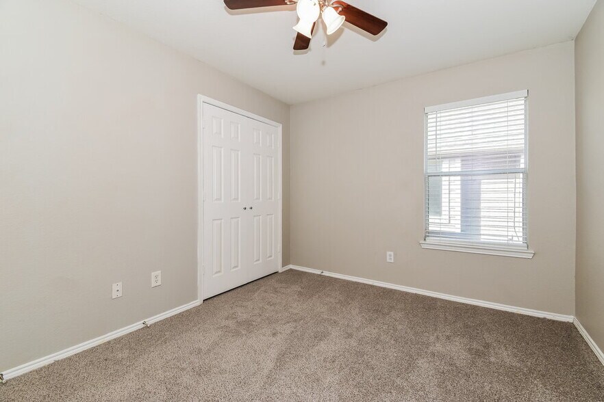 Building Photo - 910 Bowie Dr