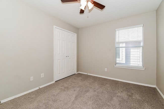 Building Photo - 910 Bowie Dr