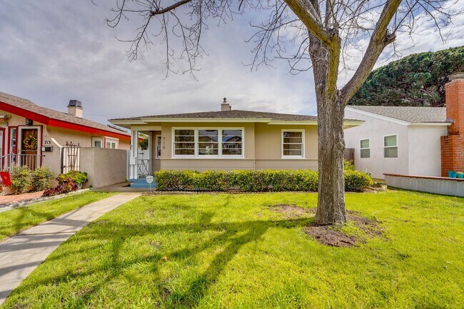Building Photo - Cute-as-a-Button Coronado "Palmer" Home in a Fabulous School-Side Location – Coronado Village