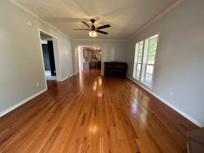 Building Photo - Leicester - Immaculate home on 3/4 acre