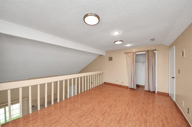 Building Photo - 2029 Highland Hills Dr