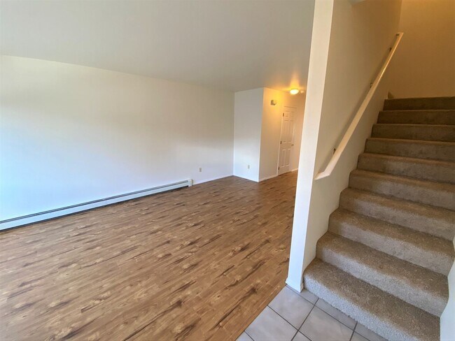 Building Photo - 2 Bed 1.5 Bath Condo! W/S/G/Lawn Care Included!