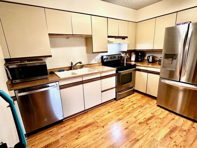 Building Photo - Long Term Rental- 549C Rainbow Village