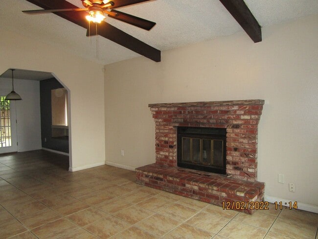 Building Photo - South Bakersfield, 3 Bedroom 2 Bathrooms