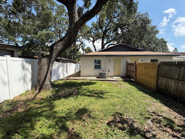 Building Photo - Charming 2-Bed Duplex in Tampa with Modern...