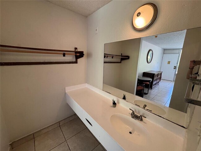 Building Photo - 7900 S Orange Blossom Trail