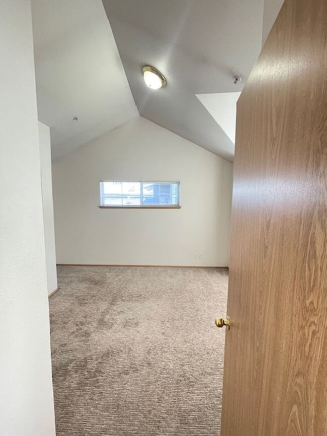 Building Photo - Charming and Spacious 3-Bedroom Townhome w...