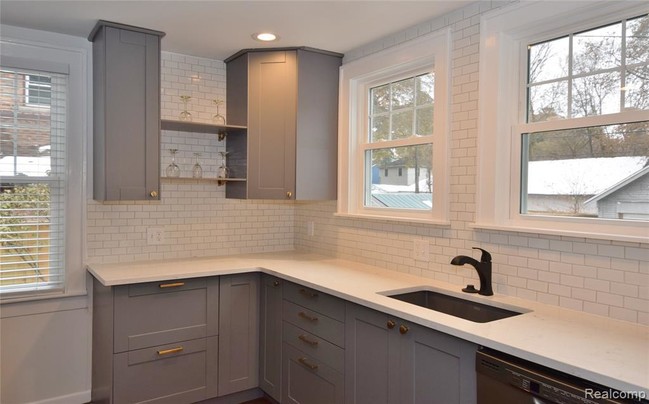 Building Photo - 215 W Maplehurst Ave