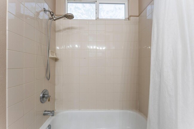 Building Photo - Luxurious Home in Gated Community