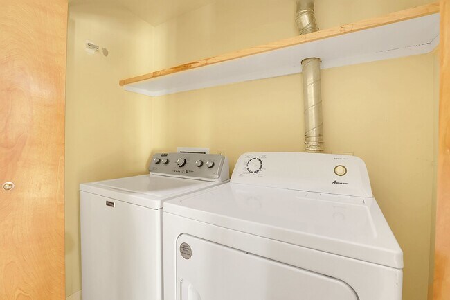 Building Photo - $2,350 - Urban 2 bed 2 bath Condo in Golde...