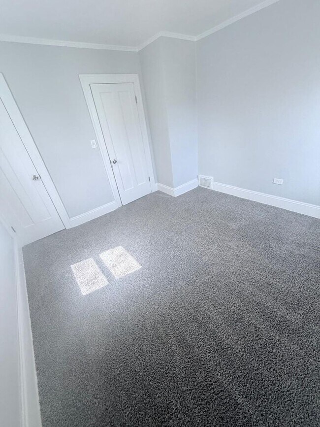 Building Photo - Gorgeous 4 bd, 1.5 bth Cleveland Heights Stunner!