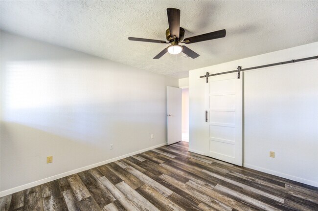 Building Photo - 235 E Castle Harbour Dr