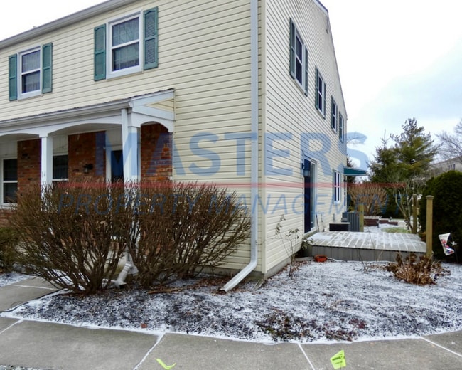 Building Photo - 160 Quail Rd