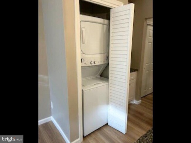 Building Photo - 187 Bridge St