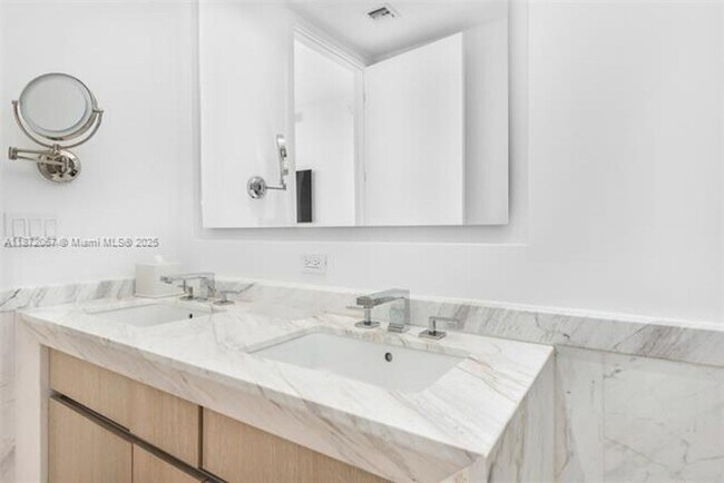 Building Photo - 2831 S Bayshore Dr