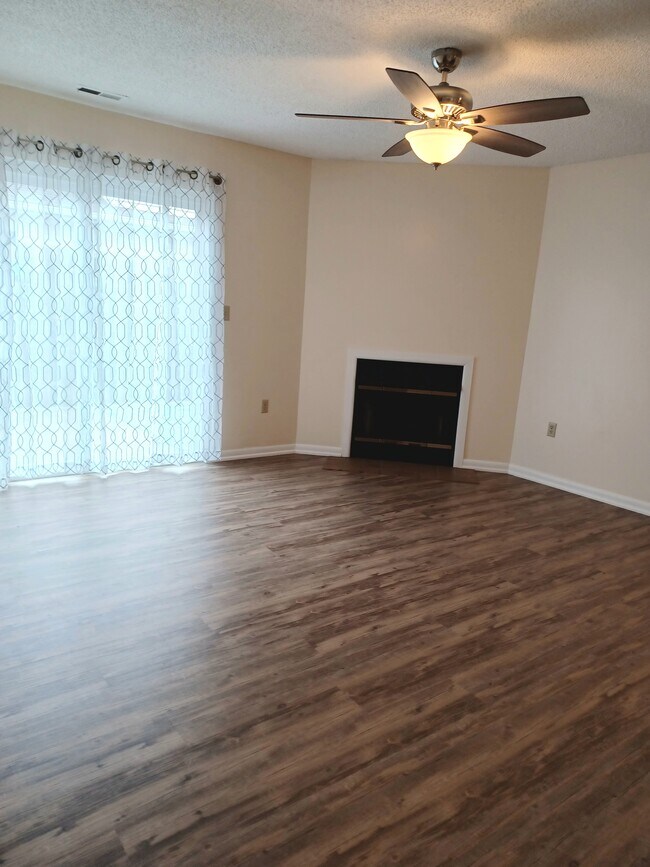 Building Photo - 582 Moull St