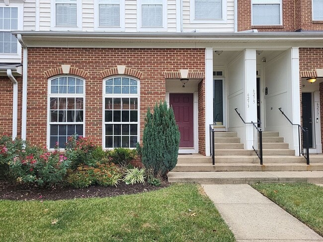 Primary Photo - Fantastic 2 Bed 2.5 Bath Interior Townhome...