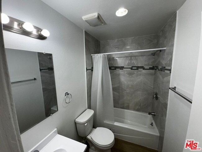 Building Photo - 13562 Vanowen St