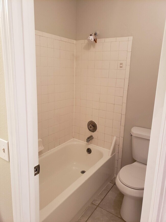 Building Photo - 3 Bed, 2 Bath, 1 Car garage.