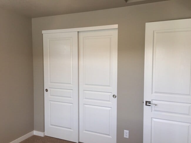 Building Photo - 1575 NE Rumgay Ln