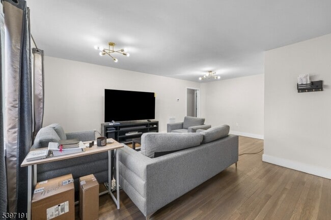 Building Photo - 22 Crescent Ct