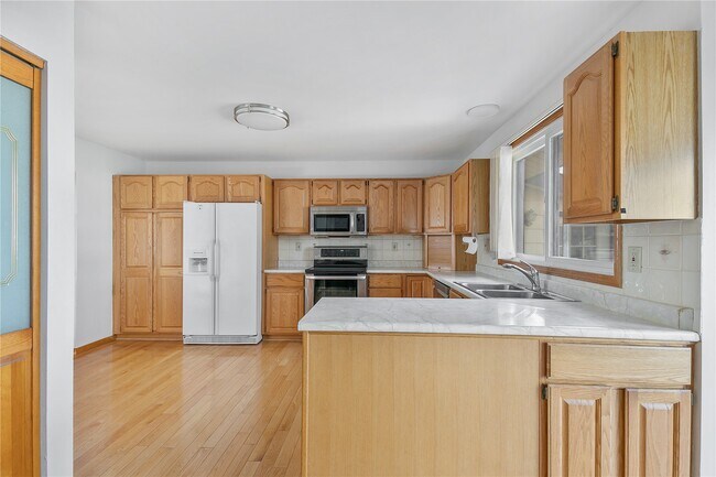 Building Photo - 15575 Clover Ridge Dr